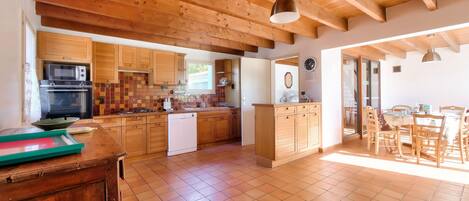 Frigorifero, microonde, forno, lavastoviglie