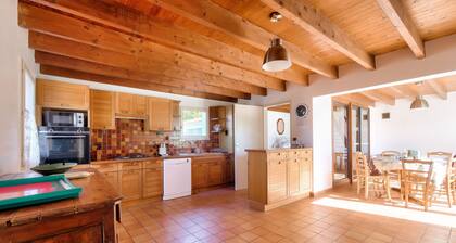 Large house for 7 400m from the beach