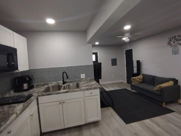 Smart TV - Backyard Guest House Suite (Gainesville)