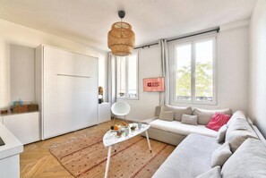 TV - GuestReady - lovely stay near Moulin Rouge (Paris)