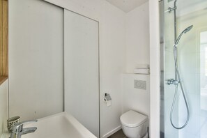 Een douche, een haardroger, handdoeken