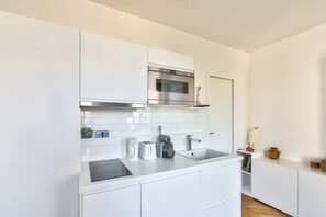 Refrigerador, microondas, cafetera y tetera y tostadora