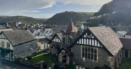 New listing - Super comfortable large house in middle of Lynton!