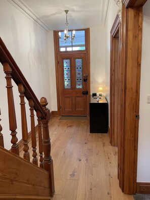 Interior - New listing - Super comfortable large house in middle of Lynton! (Lynton)