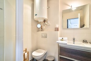 Shower, hair dryer, towels - GuestReady - Bright Studio Apt in Beaugrenelle (Paris)