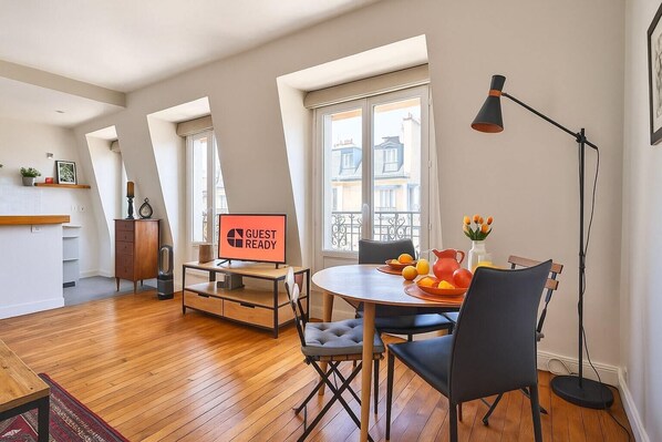 Dining - GuestReady - Bright Studio Apt in Beaugrenelle (Paris)