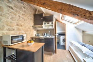 Kjøleskap, mikrobølgeovn, kaffetrakter/tekoker og brødrister