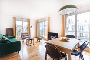 TV, books - GuestReady - Superb Stay in the Heart of Paris (Paris)
