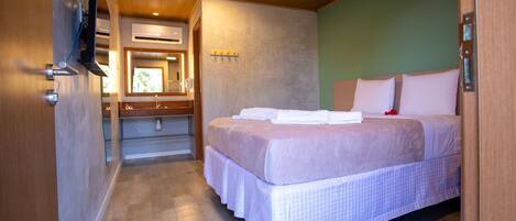 Habitación Deluxe con 1 cama matrimonial o 2 individuales | Ropa de cama de alta calidad y caja de seguridad en la habitación