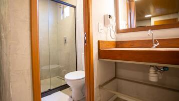 Quarto casal ou duplo luxo | Banheiro | Chuveiro, secador de cabelo (mediante solicitação), toalhas de banho