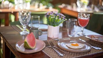 Café da manhã com buffet grátis todos os dias