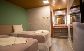 Quarto quádruplo família | Roupas de cama premium, cofres nos quartos, Wi-Fi de cortesia