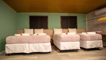 Quarto quádruplo família | Roupas de cama premium, cofres nos quartos, Wi-Fi de cortesia