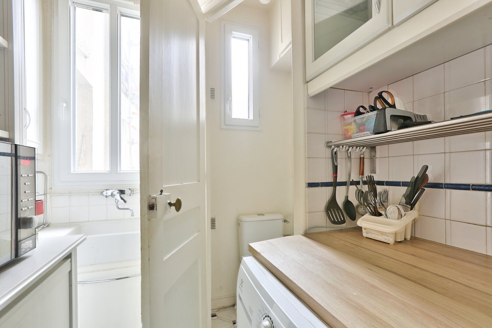 Fridge, microwave, oven, coffee/tea maker