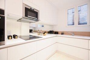 Een koelkast, een microgolfoven, een oven, een vaatwasser