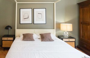 Classic Apartment | 2 bedrooms, iron/ironing board, free WiFi - Piazza Navona Charming Apartment (Rome)