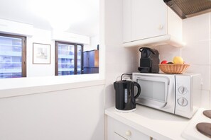 Kjøleskap, mikrobølgeovn, kaffetrakter/tekoker og brødrister