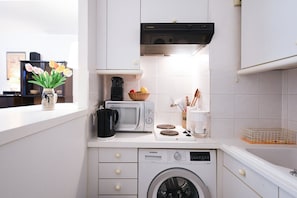 Kylskåp, mikrovågsugn, kaffe- och tebryggare och brödrost