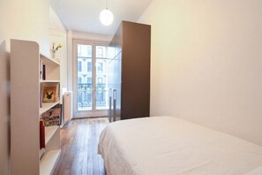 1 soveværelse, skrivebord, strygejern/strygebræt, internetforbindelse