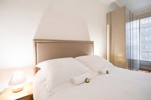 3 室のベッドルーム、デスク、アイロン / アイロン台、インターネット