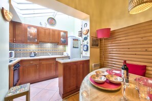 Kjøleskap, mikrobølgeovn, ovn og oppvaskmaskin