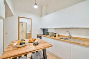 Réfrigérateur, four à micro-ondes, un four, cafetière-théière