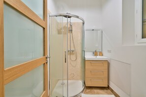 Dusche, Haartrockner, Handtücher