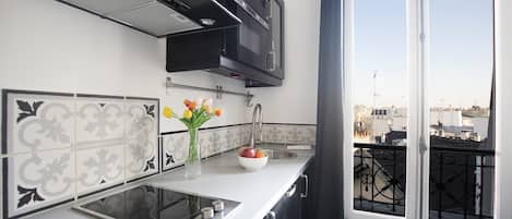 Fridge, microwave, oven, coffee/tea maker
