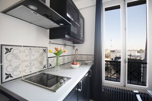 Fridge, microwave, oven, coffee/tea maker - GuestReady - Cozy and Bright with Notre Dame View (Paris)