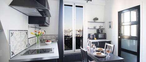 Kühlschrank, Mikrowelle, Ofen, Wasserkocher mit Kaffee-/Teezubehör