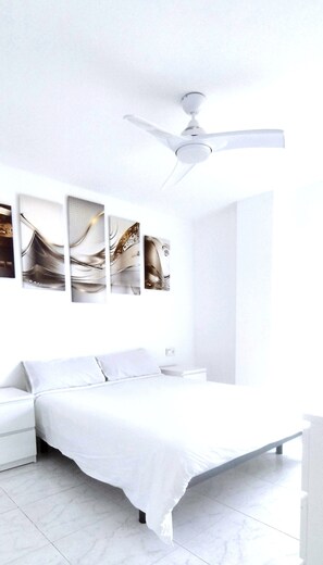 3 habitaciones, tabla de planchar con plancha, wifi y ropa de cama 