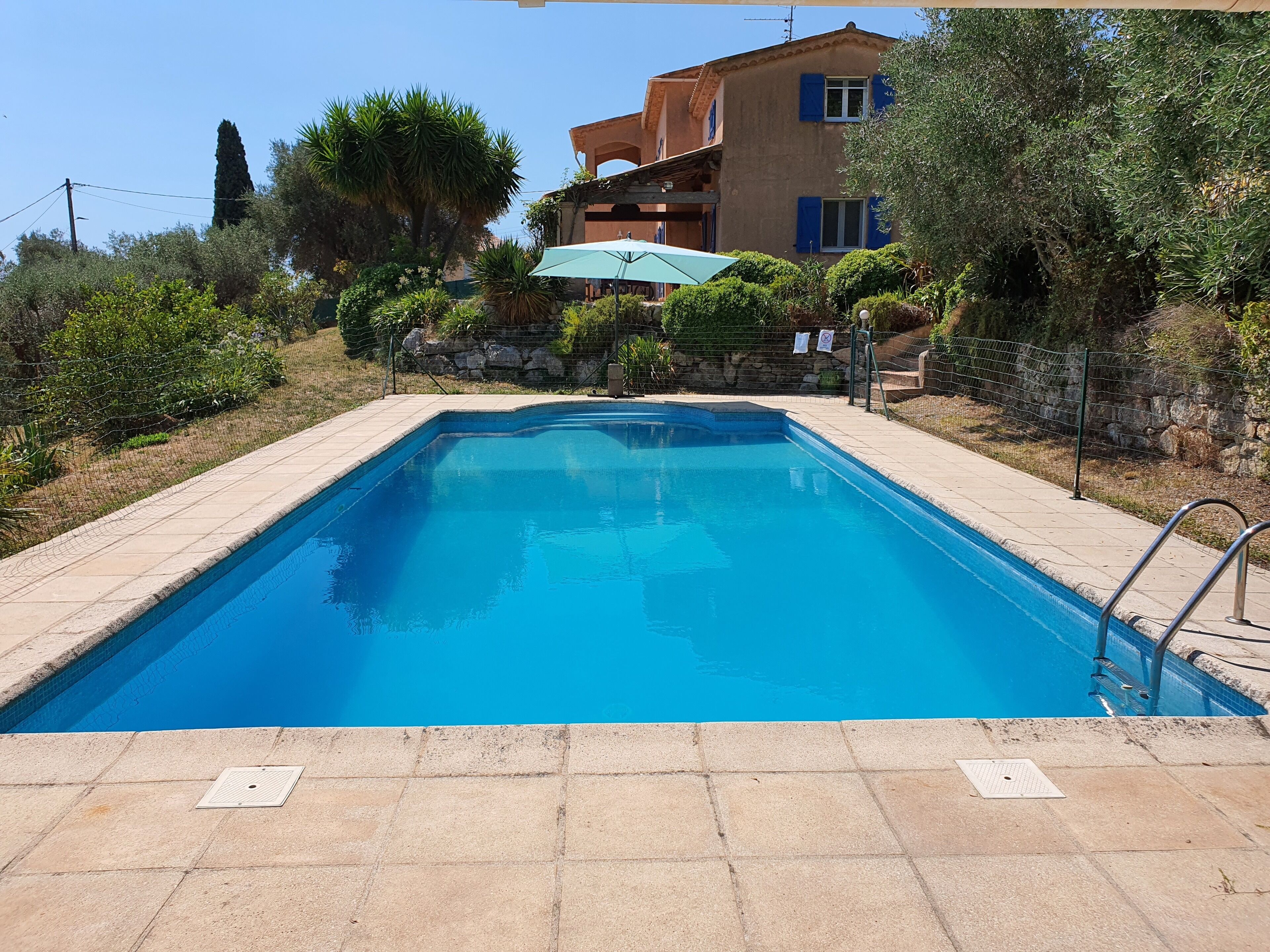 Charming spacious villa & pool 5 minutes walk to Medieval village. Pet friendly!