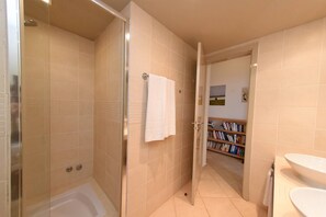 Secadora de cabello, toallas, jabón, papel de baño 