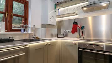 Kjøleskap, oppvaskmaskin, vannkoker og brødrister