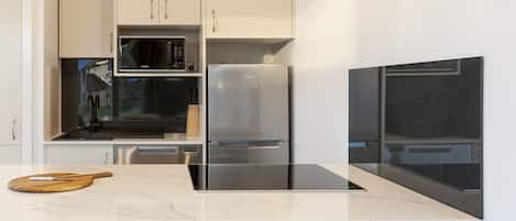 Réfrigérateur, four à micro-ondes, un four, surface de cuisson