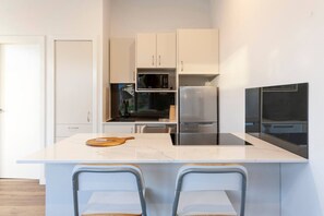 Réfrigérateur, micro-ondes, four, plaque de cuisson