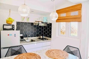 Kühlschrank, Herdplatte, Wasserkocher mit Kaffee-/Teezubehör