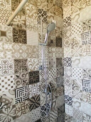 Haartrockner, Handtücher, Seife, Toilettenpapier