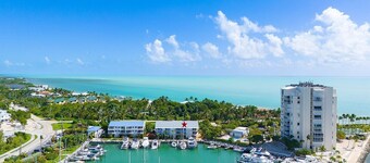 Dolphin Cove~ Charming Waterfront Townhome w Pool
