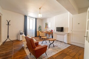 Classic Suite | Living area | Flat-screen TV, offices