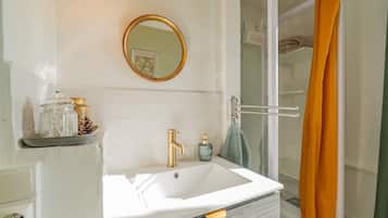 Comfort Suite | Bathroom | Free toiletries, hair dryer, towels, soap