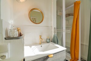 Suite Confort | Baño | Amenidades de baño gratuitas, secadora de cabello, toallas, jabón 