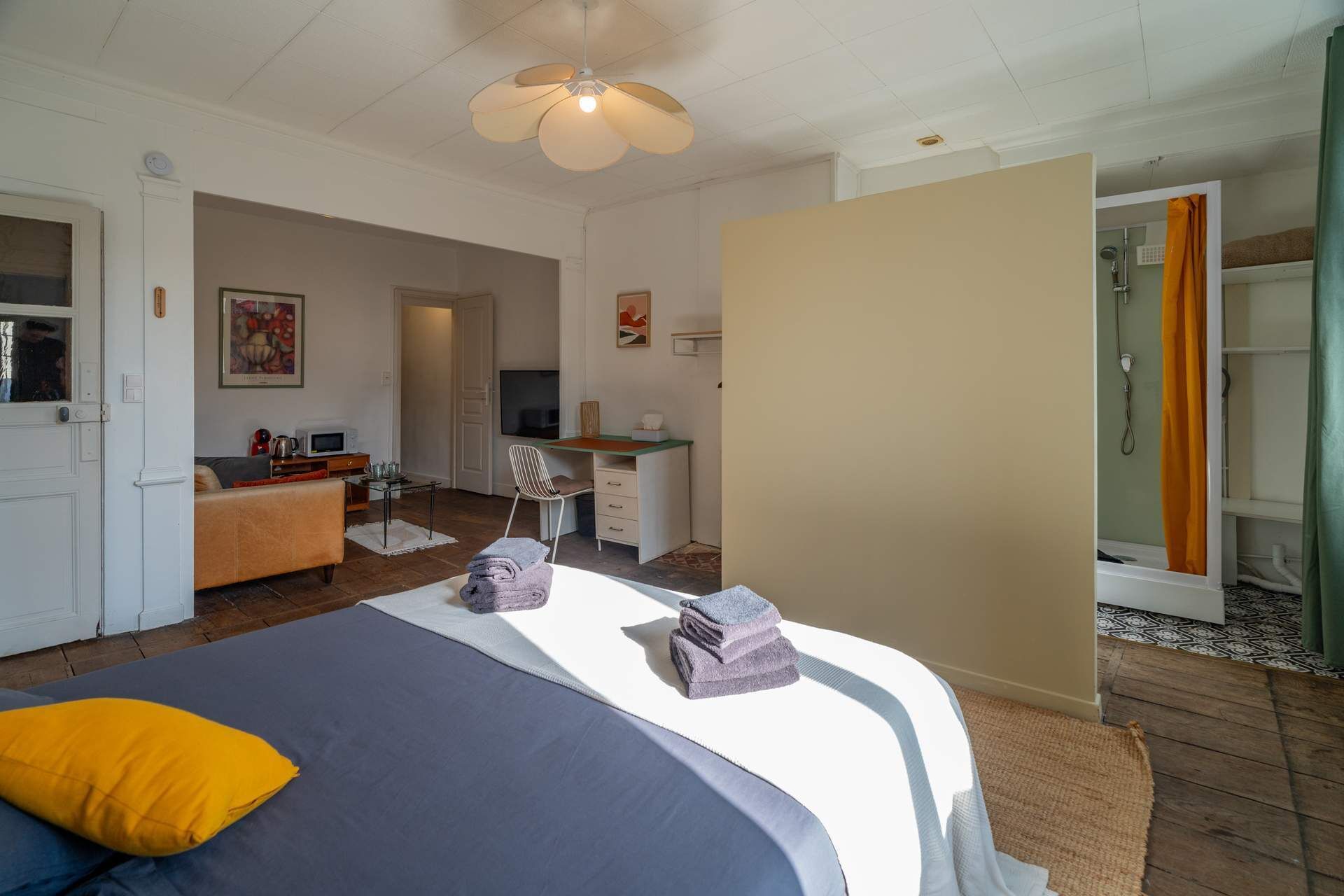 Bureau, espace de travail pour ordinateur portable, rideaux occultants