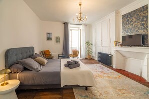 Grand Suite | Desk, laptop workspace, blackout drapes, free WiFi - Les Suites de Bellac (Bellac)