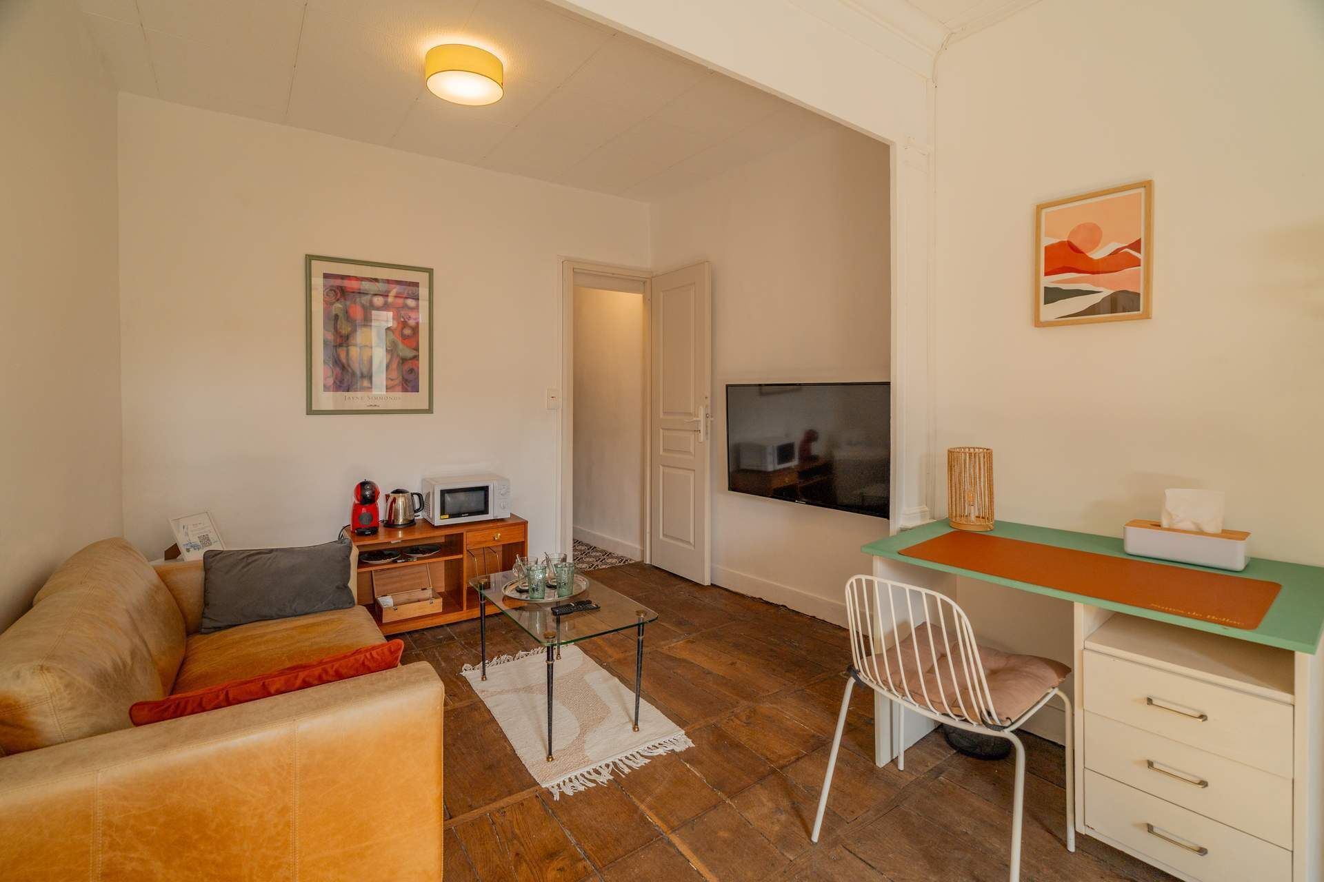 Suite Confort | Coin séjour | Télévision à écran plat, espaces bureaux