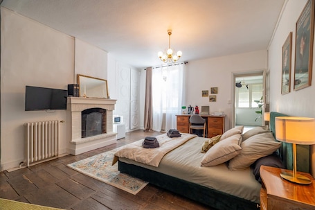 Signature Double Room, 1 Bedroom | 1 bedroom, desk, laptop workspace, blackout drapes