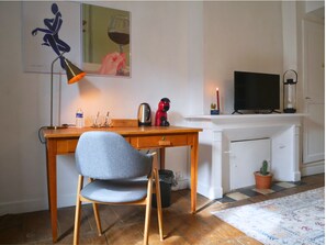 Classic Suite | Desk, laptop workspace, blackout drapes, free WiFi