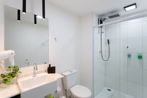 Apartamento 610 | Bathroom | Free toiletries - Ministro Ferreira Alves (São Paulo)