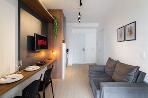 Apartamento 510 | Living area | TV - Ministro Ferreira Alves (São Paulo)