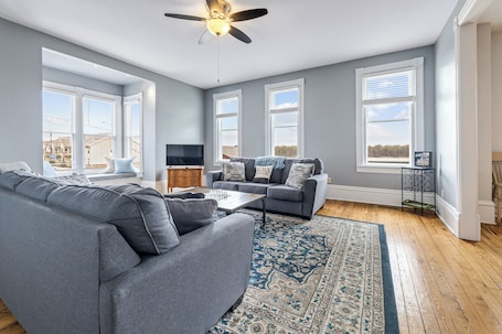 Smart TV. Big River Inn - 3 bedroom apartment in Alma